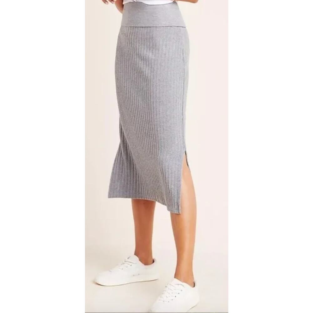 Ribbed Knit Midi Skirt in Light Gray